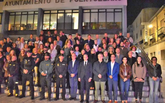 Concentración frente al Ayuntamiento de Puertollano durante el minuto de silencio por las víctimas del accidente ferroviario de Urda