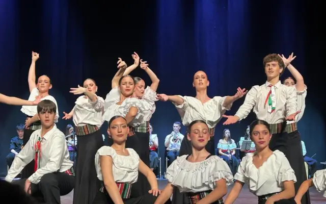 Jóvenes bailarines durante la representación de El último trago en el Auditorio Pedro Almodóvar de Puertollano